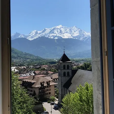 Un Chateau Face Au Mont-blanc